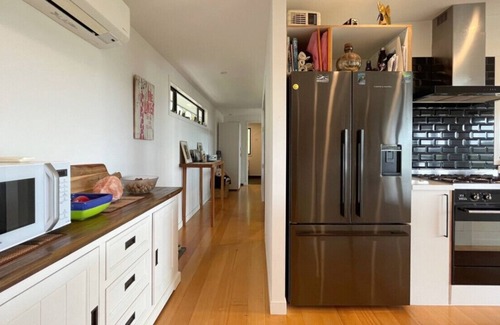 Ostend House | Relax and enjoy the turquoise water of Anzac Bay