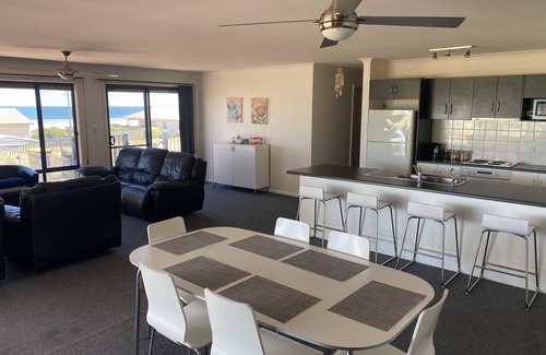 North Beach House | Relax and enjoy the beach air. 2 mins walk to the beach.