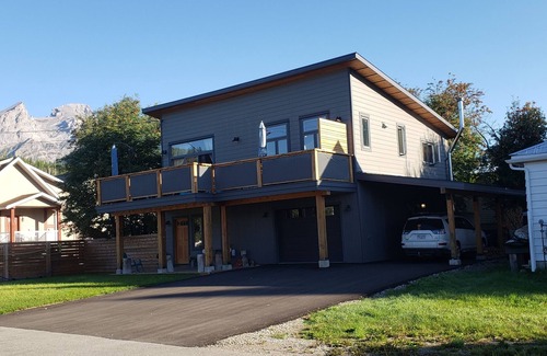 East Kootenay House | Relax and Enjoy the View!