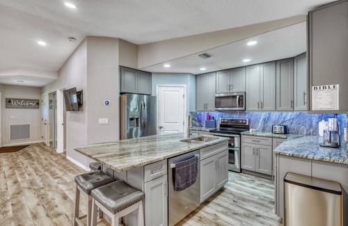 Lake Sarasota House | Relax and recharge Hot Tub,Tesla charger,11 sleeps