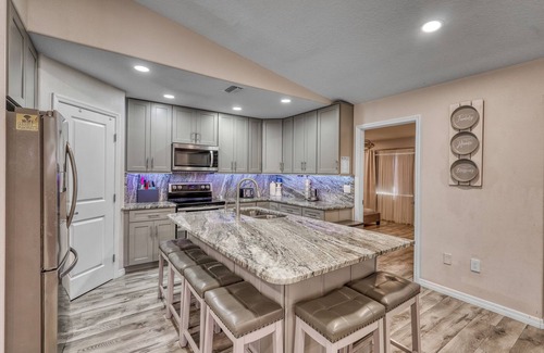 Lake Sarasota House | Relax and recharge Hot Tub,Tesla charger,11 sleeps