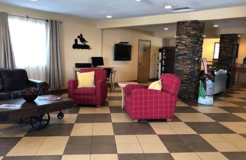 Evanston House | Relax and Recharge in Knights Inn Evanston! Free Parking, Pets Allowed