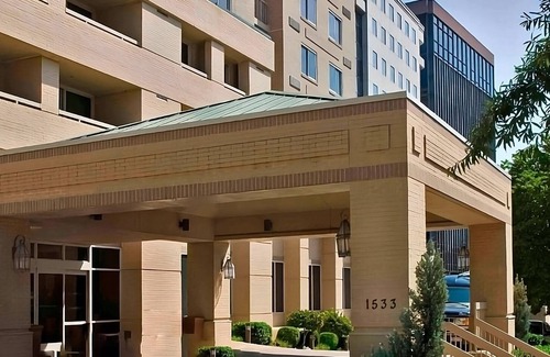 Rosslyn Apartment | Relax and Unwind! 2 Comfortable Units Close to Lincoln Memorial! Pets Allowed