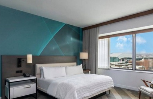 Downtown Houston Hotel | Relax and Unwind! 2 Pet-friendly Units, Near Houston Arboretum and Nature Center