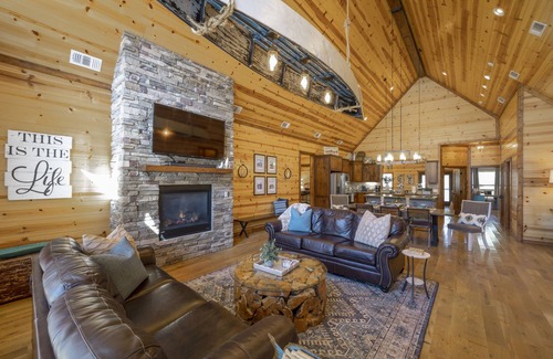 Broken Bow Cabin | Relax and Unwind at the LAZY CANOE LODGE -Sleeps14!