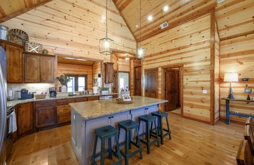 Broken Bow Cabin | Relax and Unwind at the LAZY CANOE LODGE -Sleeps14!