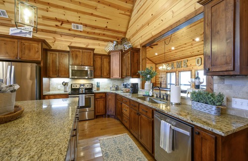 Broken Bow Cabin | Relax and Unwind at the LAZY CANOE LODGE -Sleeps14!