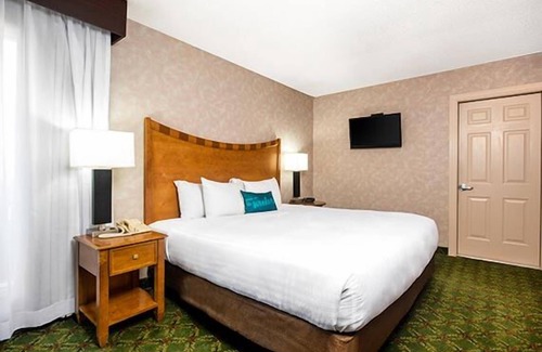 Osage Beach Hotel | Relax and Unwind! Free Parking, Onsite Pool, Near Main Street Music Hall