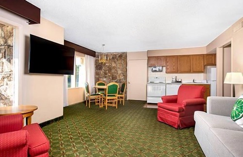 Osage Beach Hotel | Relax and Unwind! Free Parking, Onsite Pool, Near Main Street Music Hall