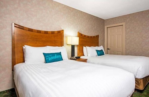 Osage Beach Hotel | Relax and Unwind! Free Parking, Onsite Pool, Near Main Street Music Hall