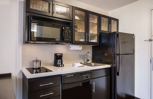 Irvine Hotel | Relax and Unwind! Full Kitchen, Pet-Friendly Property, Parking!