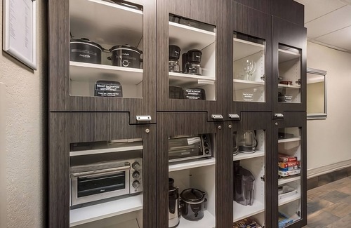 Irvine Hotel | Relax and Unwind! Full Kitchen, Pet-Friendly Property, Parking!