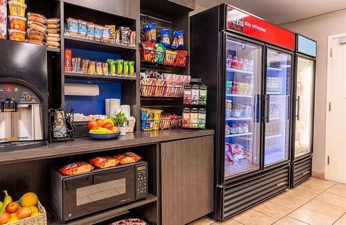 Irvine Hotel | Relax and Unwind! Full Kitchen, Pet-Friendly Property, Parking!
