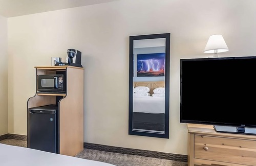 Palm Valley Resort | Relax and Unwind in Red Lion Inn & Suites Goodyear Phoenix! Free Parking