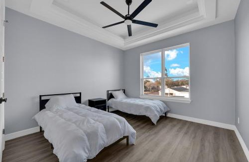 Pharr House | Relax and Unwind in this Modern Spacious Townhome