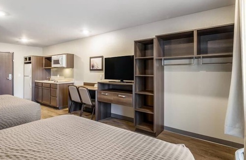 Bellflower Hotel | Relax and Unwind in Bellflower! 2 Modern Units, Full Kitchen, Pet-friendly!