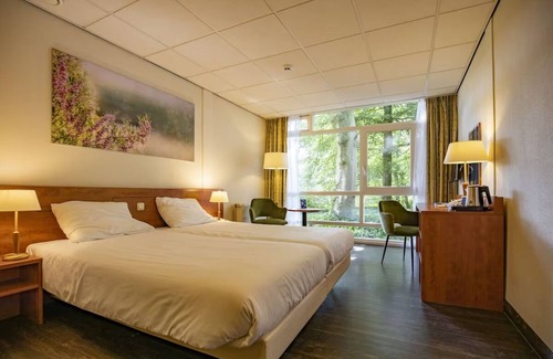 Zon en Schild Hotel | Relax and Unwind on the Garden Terrace, with Golf Nearby and Free Parking