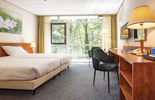 Zon en Schild Hotel | Relax and Unwind on the Garden Terrace, with Golf Nearby and Free Parking