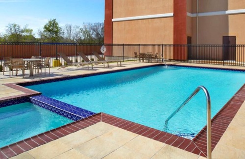 Southeast Houston House | Relax and Unwind! Swimming Pool, 4 Family-Friendly Units, FREE Parking
