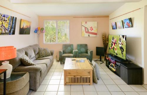 Tucson House | Relax at Artist's Secret Garden, KOI pond & COOL WATER jacuzzi, 4 BIG groups