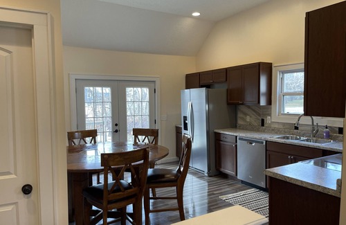 Bettendorf Cottage | Relax at Cozy Oaks Cottage