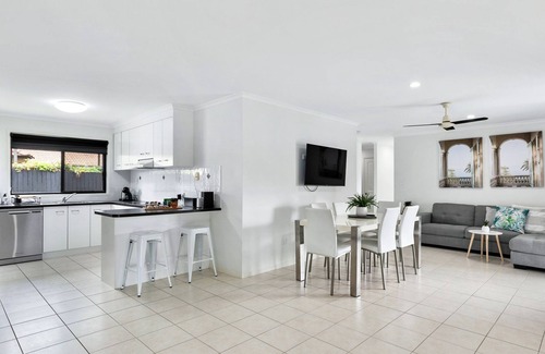 Urangan House | Relax at Moonstone Stunning Holiday Rental