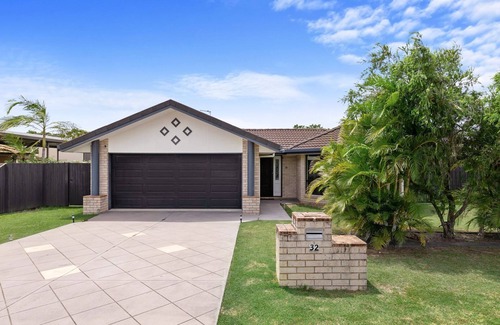 Urangan House | Relax at Moonstone Stunning Holiday Rental