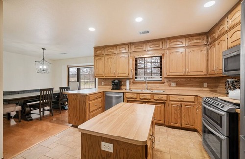 Barling House | Relax at spacious 4 bedroom private lake home in Chaffee Crossing!