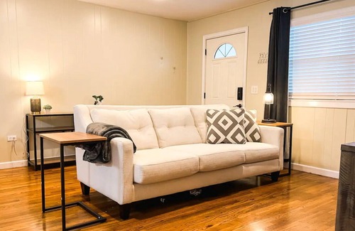 Denison House | Relax at the Blue Door! 🏡 Cute Cozy Denison Home 😍