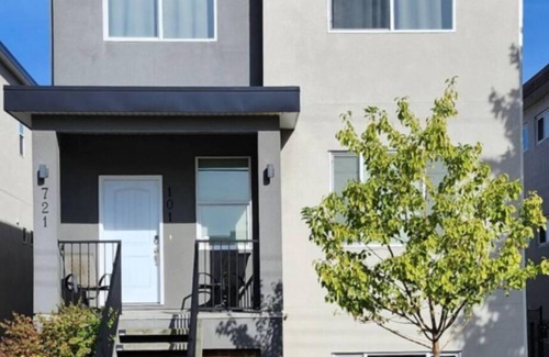 Okanagan-Similkameen House | Relax at the Okanagan Oasis! Walking distance to many amenities.