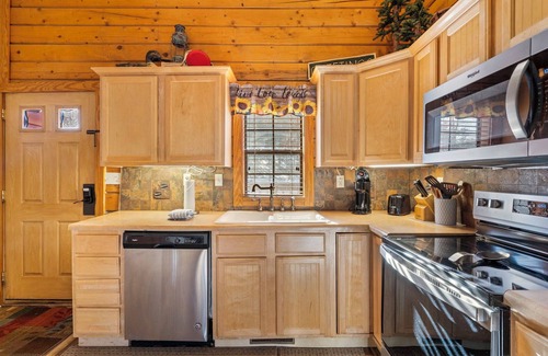 Branson Theater District Cabin | Relax At This Easy Entry Cedar Cabin - Branson Theatre District - Fireplace, Screed Porch, Sleeps 6!