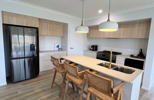 Bargara House | Relax at this Hampton style Beach House 3 min drive to the centre of everything.