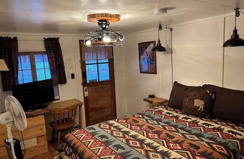 Dubois Cabin | Relax by the River Hot Tub, Queen Bed, Parking, Mountain Views & Pet Friendly