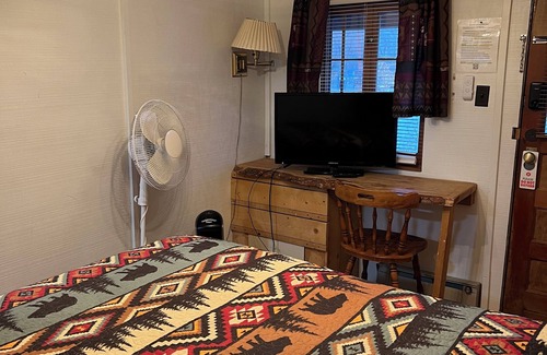 Dubois Cabin | Relax by the River Hot Tub, Queen Bed, Parking, Mountain Views & Pet Friendly