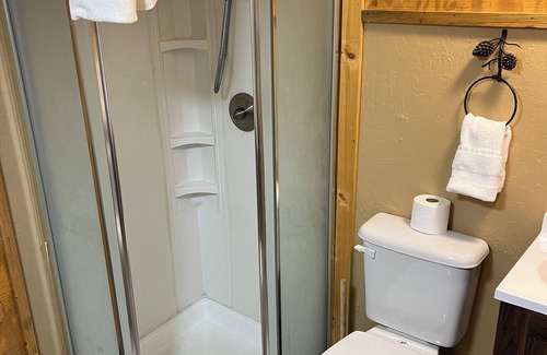 Dubois Cabin | Relax by the River Hot Tub, Queen Bed, Parking, Mountain Views & Pet Friendly