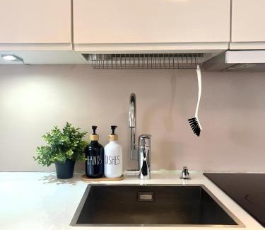 Etelainen District Apartment | Relax by the Sea 4 Min to Beach Free Parking