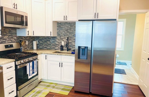 Hamtramck House | Relax & Cook - Full Kitchen Apt in Hamtramck