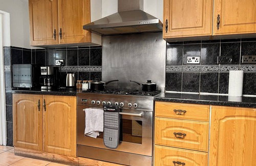 Marlborough House | Relax & Explore– 3bed Home with Easy London Access