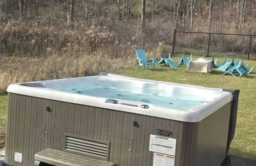 Port Stanley House | Relax house a few minutes from Port Stanley beach, with hot tub and game room