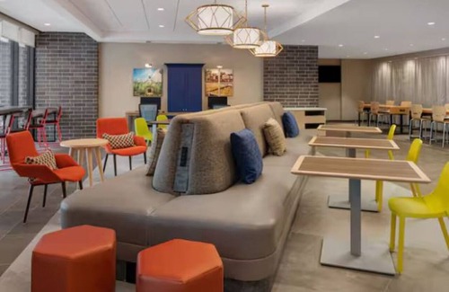 Des Moines Hotel | Relax in a Chic Room w/Kitchen Near Raccoon River – 7 Miles