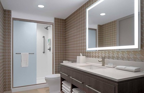 Des Moines Hotel | Relax in a Chic Room w/Kitchen Near Raccoon River – 7 Miles