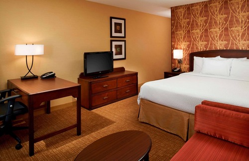 Novi Hotel | Relax in a Spacious Room with Swimming Pool, Perfect for Shoppers & Explorers