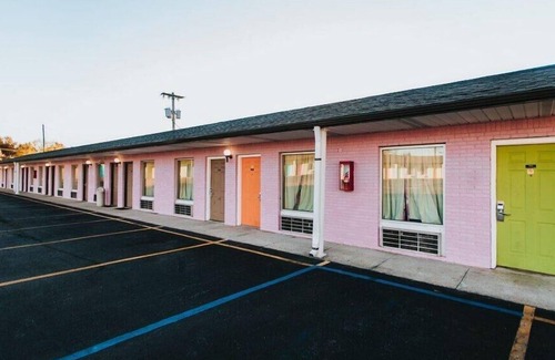 Berea House | Relax in Knights Inn Berea! Free Daily Breakfast, Nearby Berea Country Club