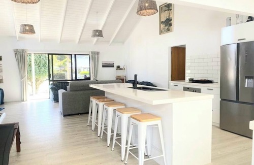 Te Ngaire House | Relax in Paradise! Walk to the beach