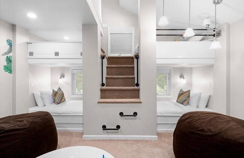 Gilbert Villa | Relax in pet-friendly Gilbert luxury with private pool, spa, and trampoline!
