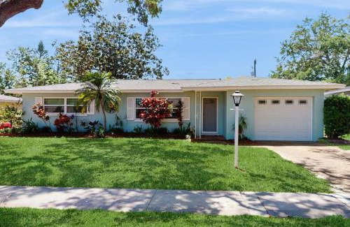 Clearwater House | Relax in Retro