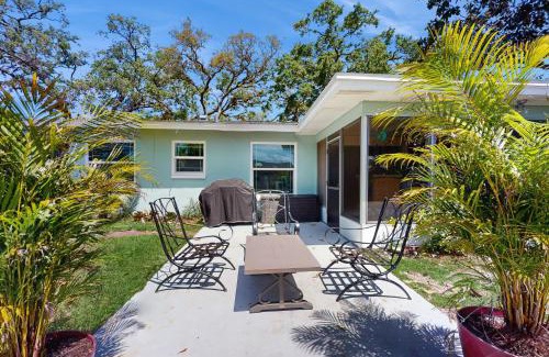 Clearwater House | Relax in Retro