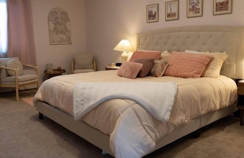 Fargo House | Relax in Style: Spacious 5 Bed Home with a Hot Tub