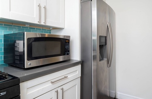 Oakland House | Relax in the bay . City View. Free parking on site