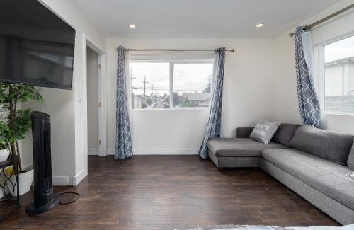 Oakland Apartment | Relax in the bay free parking on site